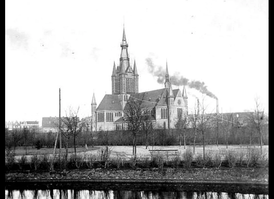 Spaarndammerstraat Maria Magdalenakerk vanuit Westerpark (1965)