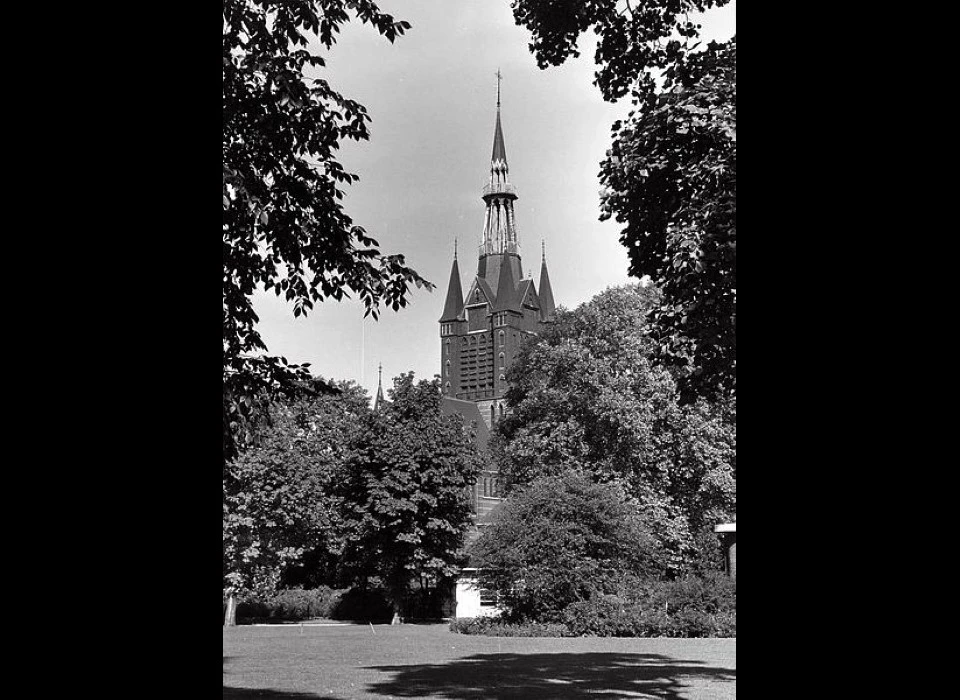 Spaarndammerstraat Maria Magdalenakerk vanuit westerpark (1965)