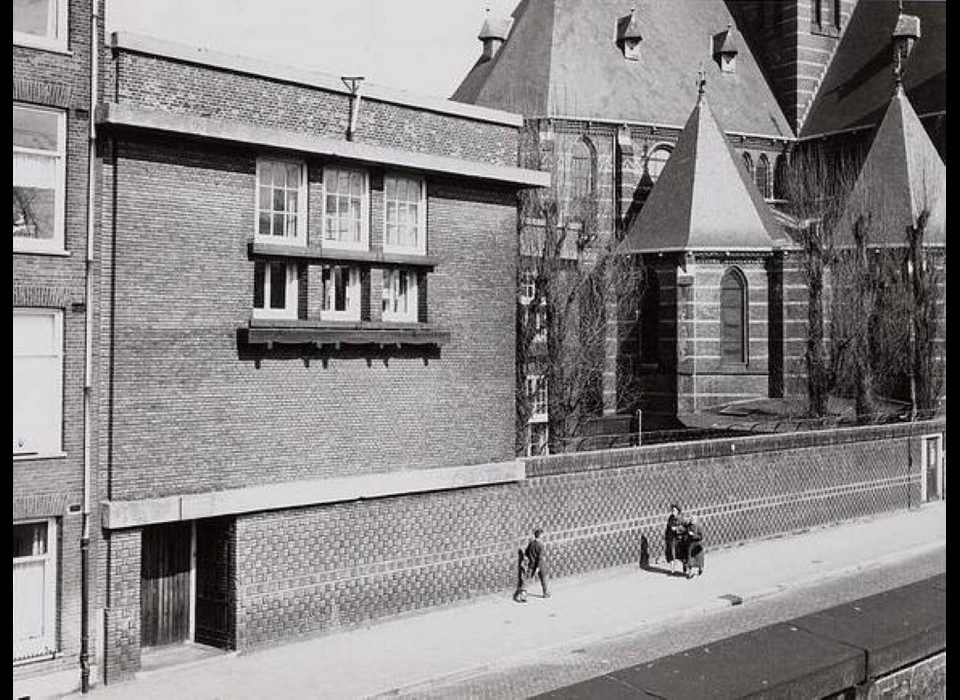 Zaanstraat Maria Magdalenakerk op voorgrond een van de scholen (1965)