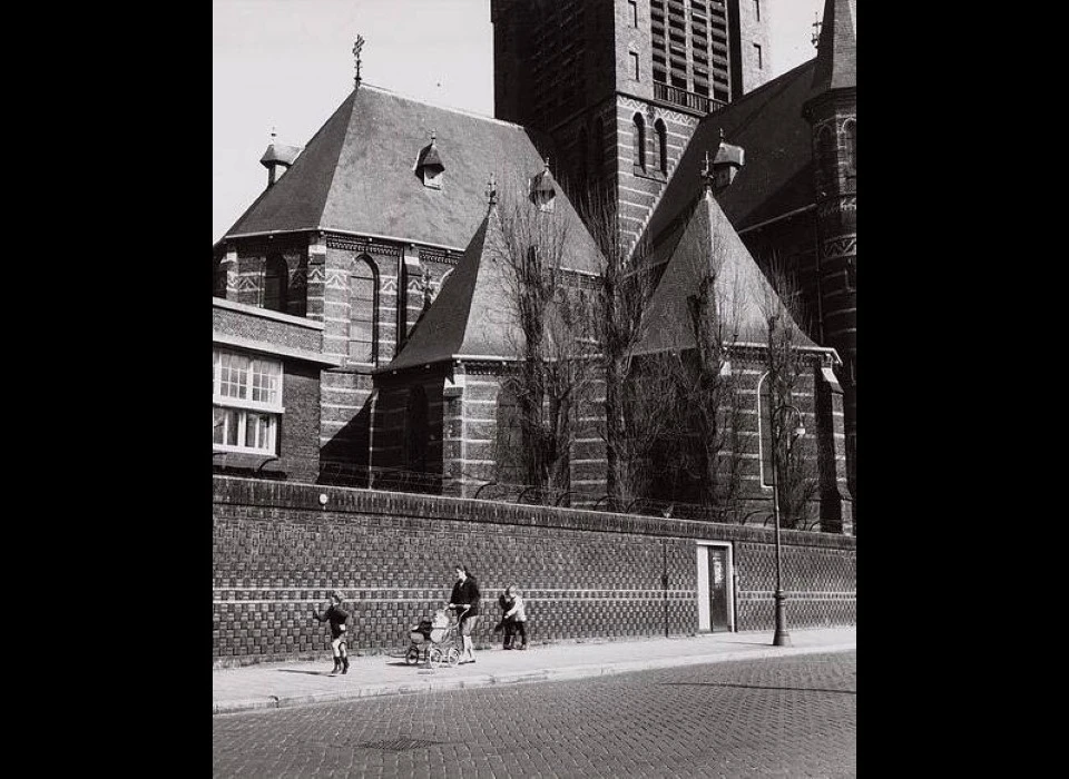 Spaarndammerstraat Maria Magdalenakerk vanuit Zaanstraat met kapellen (1965)