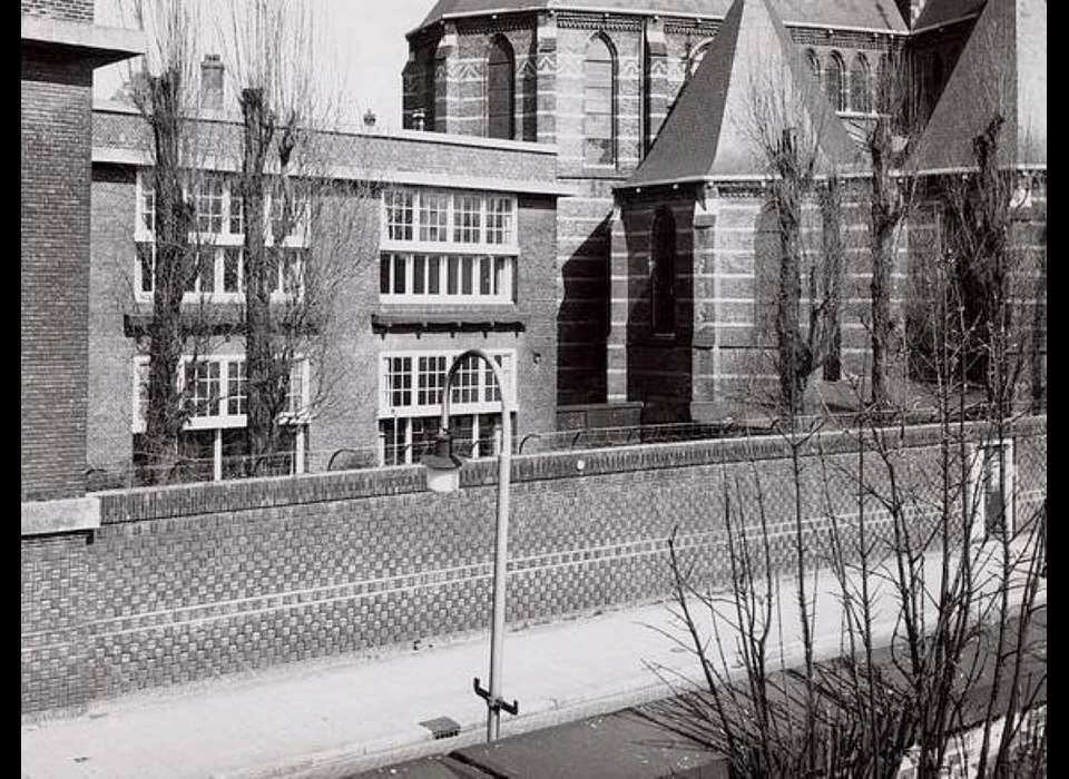 Zaanstraat Spaarndammerstraat Maria Magdalenakerk op voorgrond een van de scholen (1965)