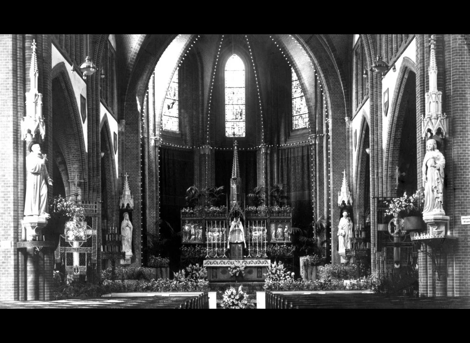 Spaarndammerstraat Maria Magdalenakerk Altaar (1960c)