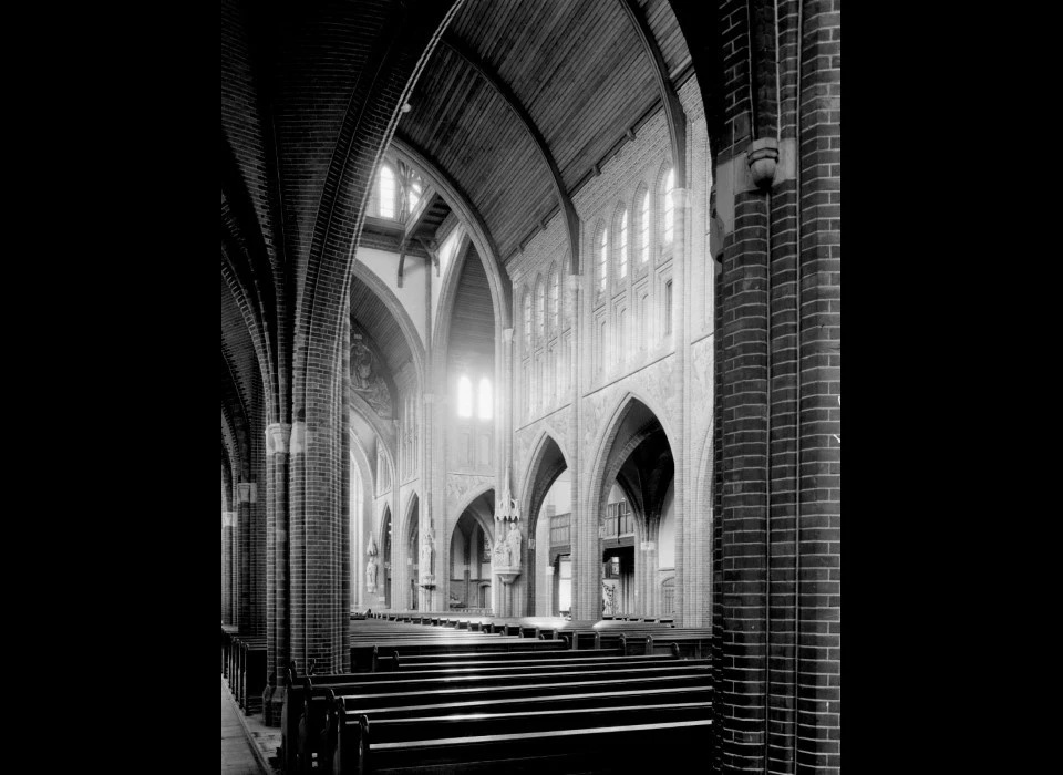 Spaarndammerstraat Maria Magdalenakerk Door middenschip (1960c)