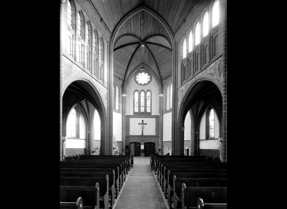 Spaarndammerstraat Maria Magdalenakerk Middenschip naar ingang (1960c)