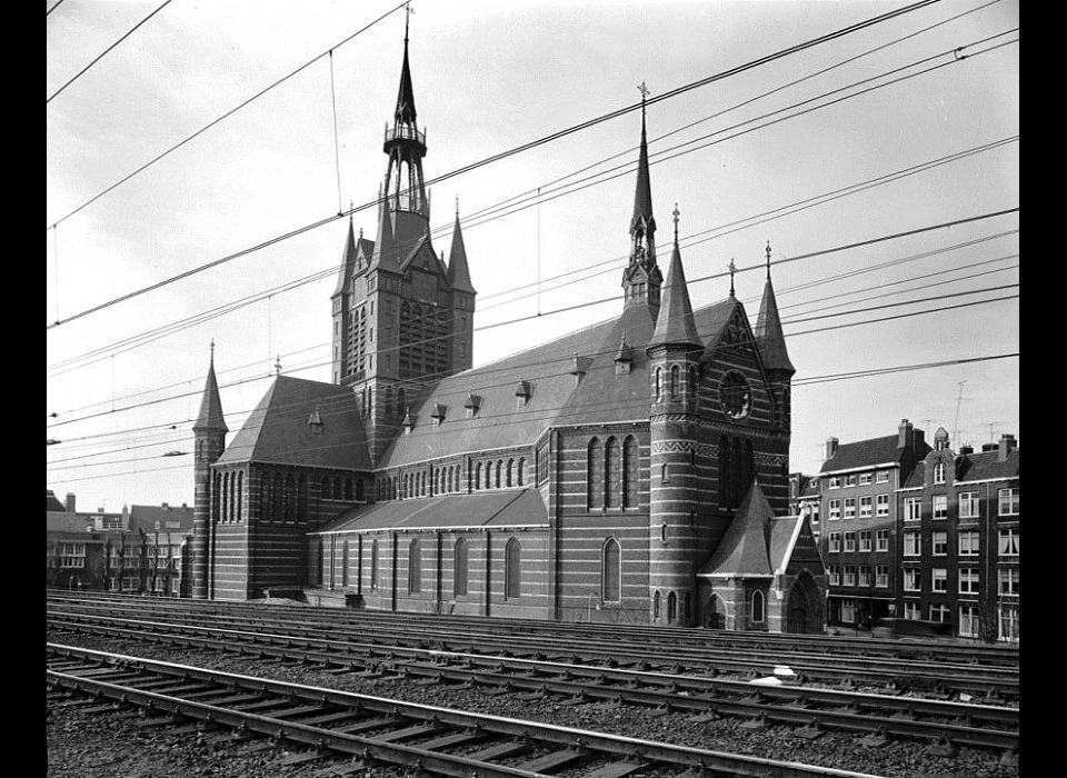 Spaarndammerstraat Maria Magdalenakerk over het spoor (1950c)