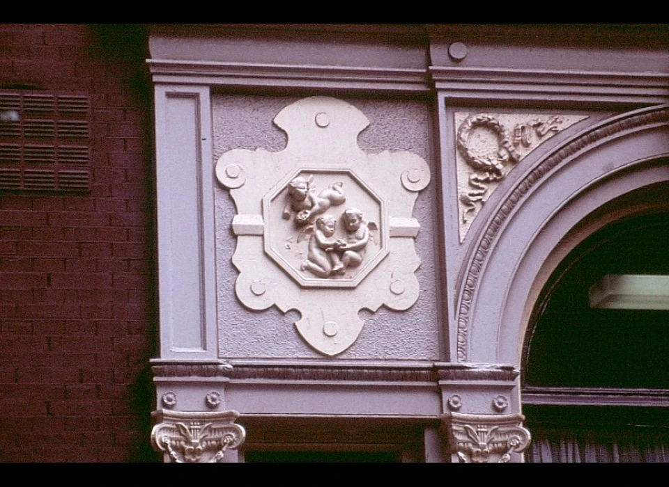 Spaarndammerstraat Patronaatsgebouw gevelversiering (1985)