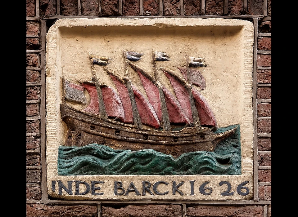 Sint Nicolaasstraat 51 gevelsteen In de Barck 1626 (1984)