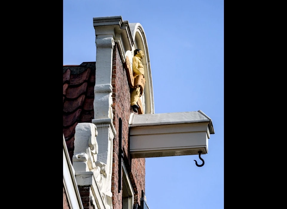 Sint Nicolaasstraat 88-90 voorheen 58 detail geveltop met beeld en tekst 'Gereedschap spant de kroon' (2021)