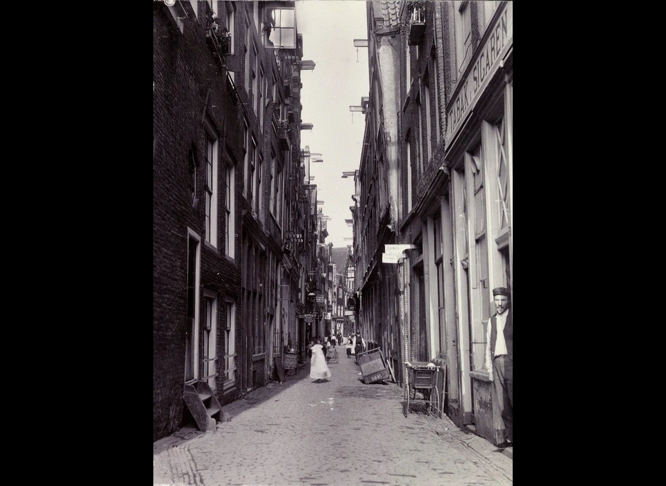 Sint Nicolaasstraat 51 het pand met reclame voor tabak en sigaren, de sigarenwinkel (1905)