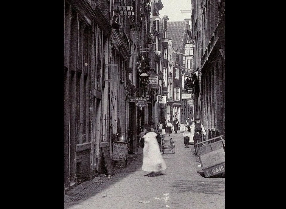 Sint Nicolaasstraat 64 (vh 50) uithangbord wasserij (ca.1905)