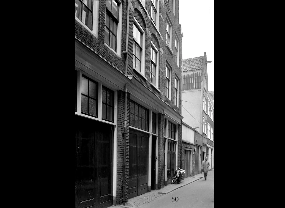 Sint Nicolaasstraat 64 (vh 50) ter hoogte van de brommer (1963)