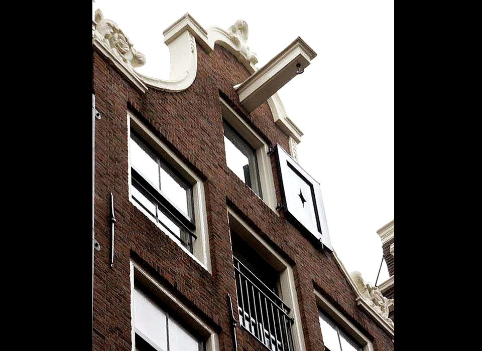 Sint Nicolaasstraat 68 (vh 54) herplaatste geveltop (2018)