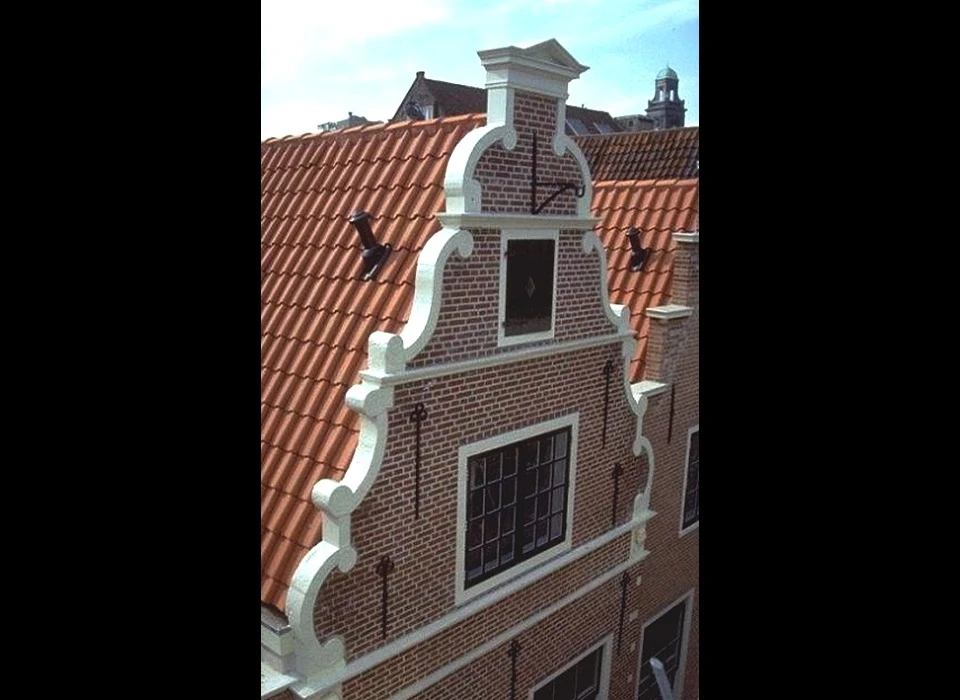 Sint Annenstraat 12 rolornamentengevel (1998)