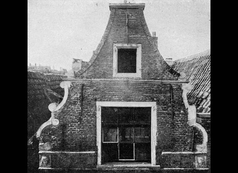 Sint Annenstraat 12 rolornamentengevel (1946)