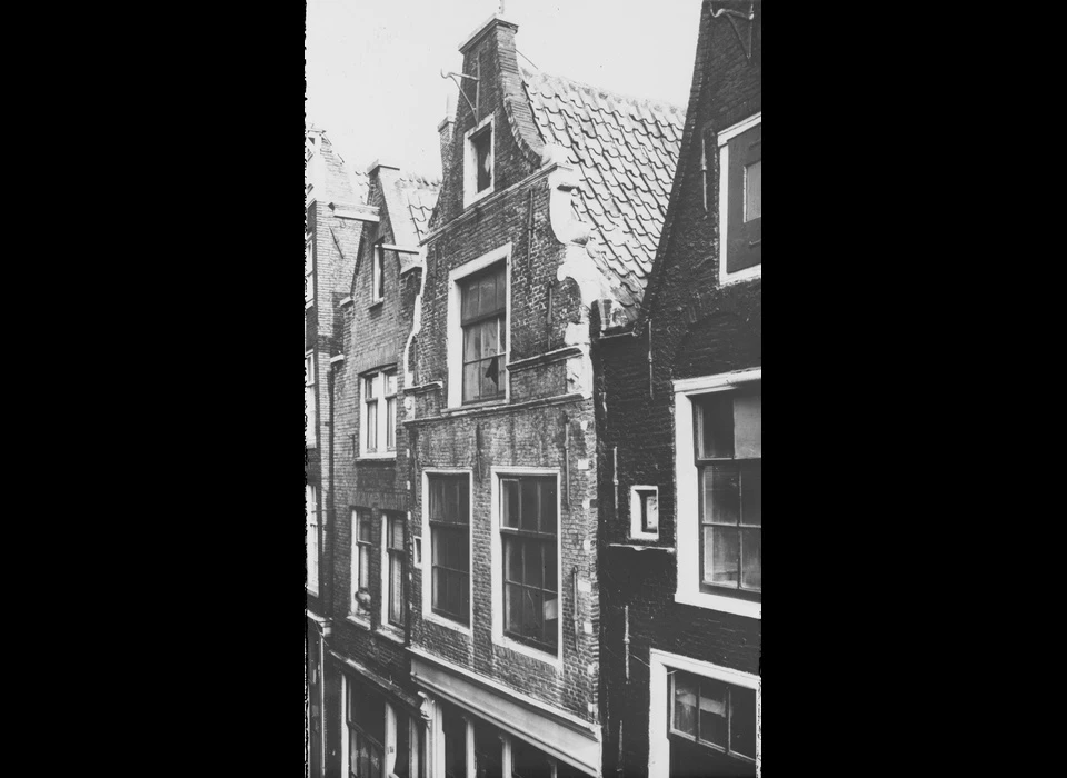 Sint Annenstraat 12 rolornamentengevel (circa.1930)
