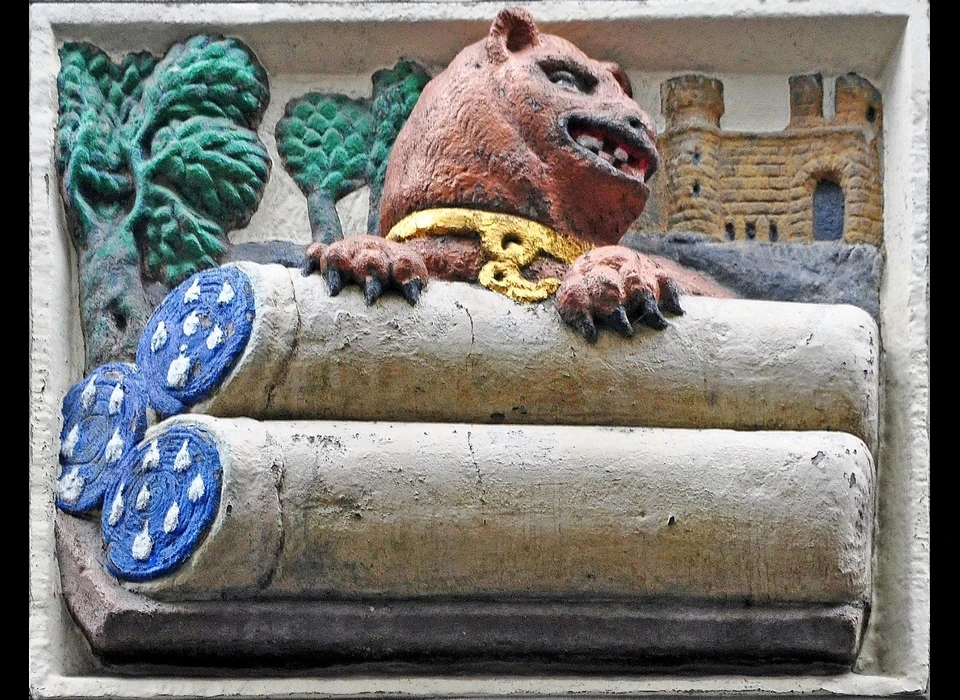 Sint Annenstraat 10 gevelsteen beer, burcht en lakenstoffen na restauratie (1996)
