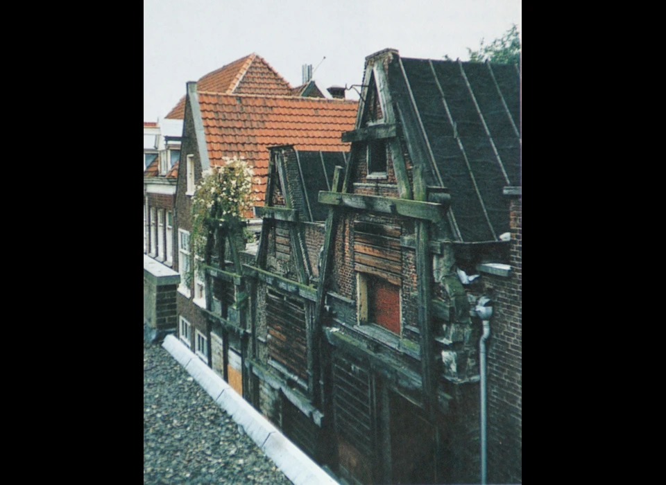 Sint Annenstraat 12-16 nummer 16 in bloei, geveltoppen gestut (1993)