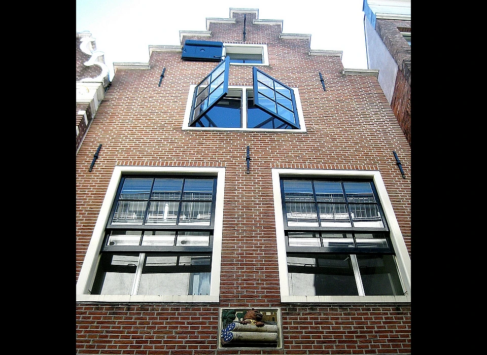 Sint Annenstraat 10 trapgevel met gevelsteen lakenkeuring (2002)