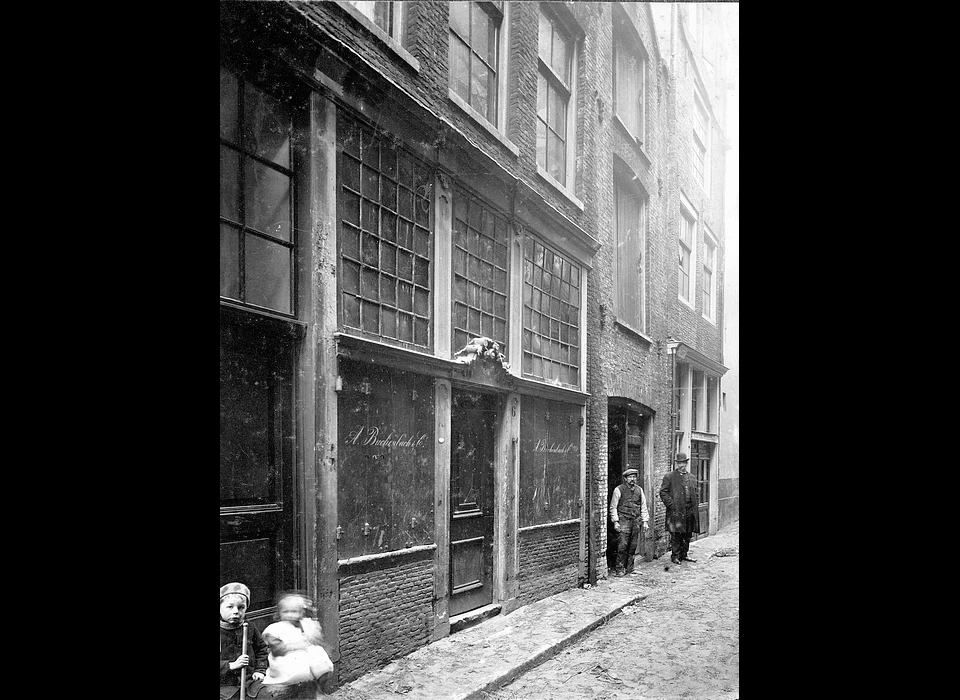 Sint Annenstraat 4-6 op de luiken van nummer 6 de naam A.Buchenbach (1911)