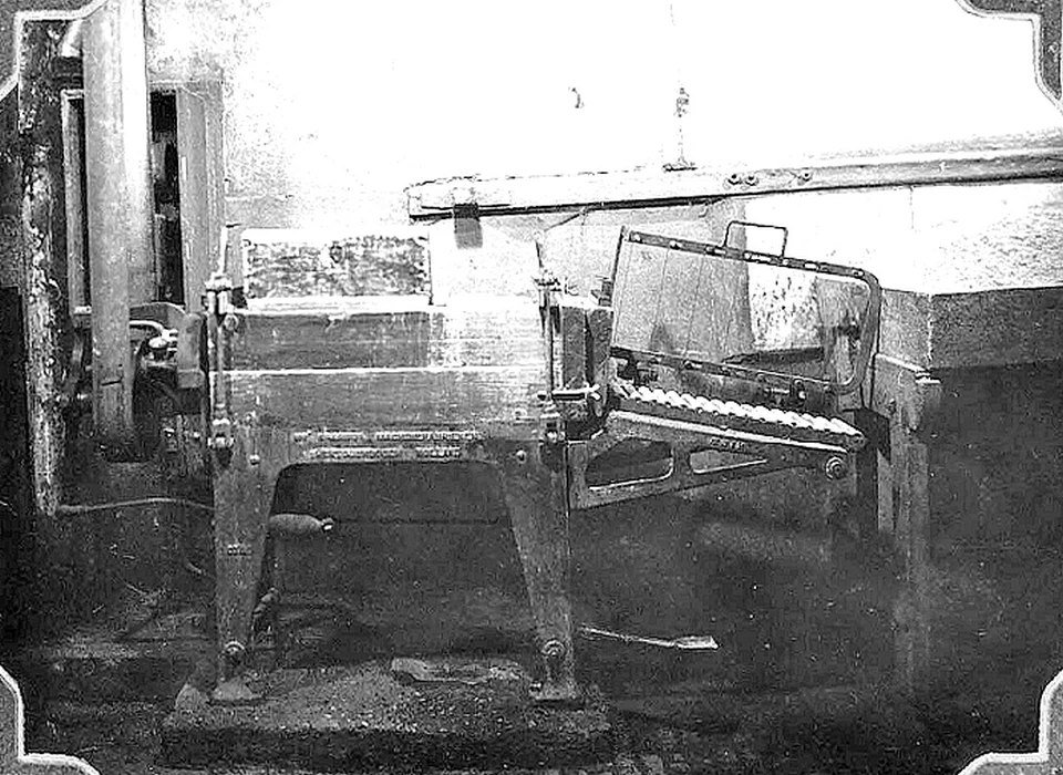 Sint Annenstraat 20-24 Funke's roggebroodfabriek interieur machine (1928)