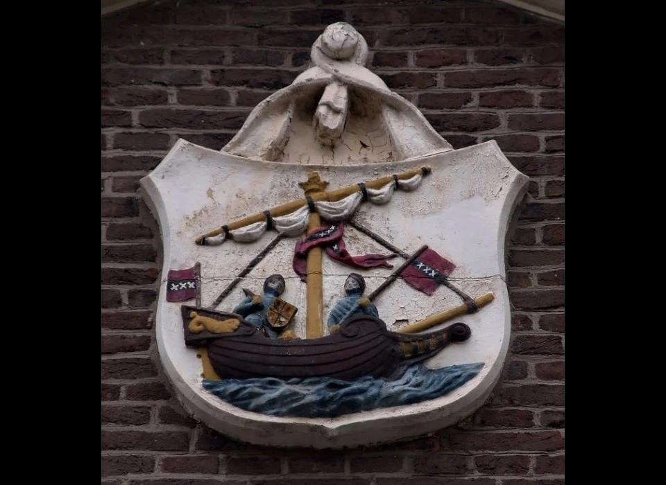 Huiszitten Weduwehof (Karthuizerstraat) gevelsteen Koggeschip