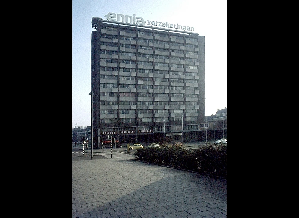 Surinameplein 53-55 De Klokkenhof vanaf Cornelis Lelylaan (1974)