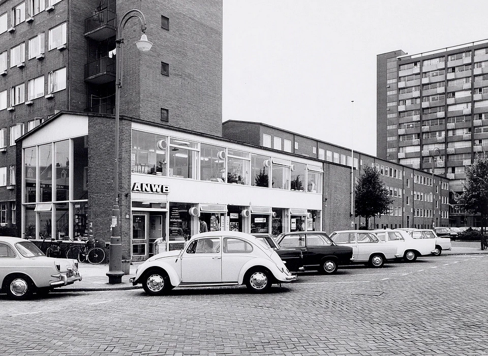 Surinameplein 33 ANWB-kantoor in de laagbouw van het complex (1971)