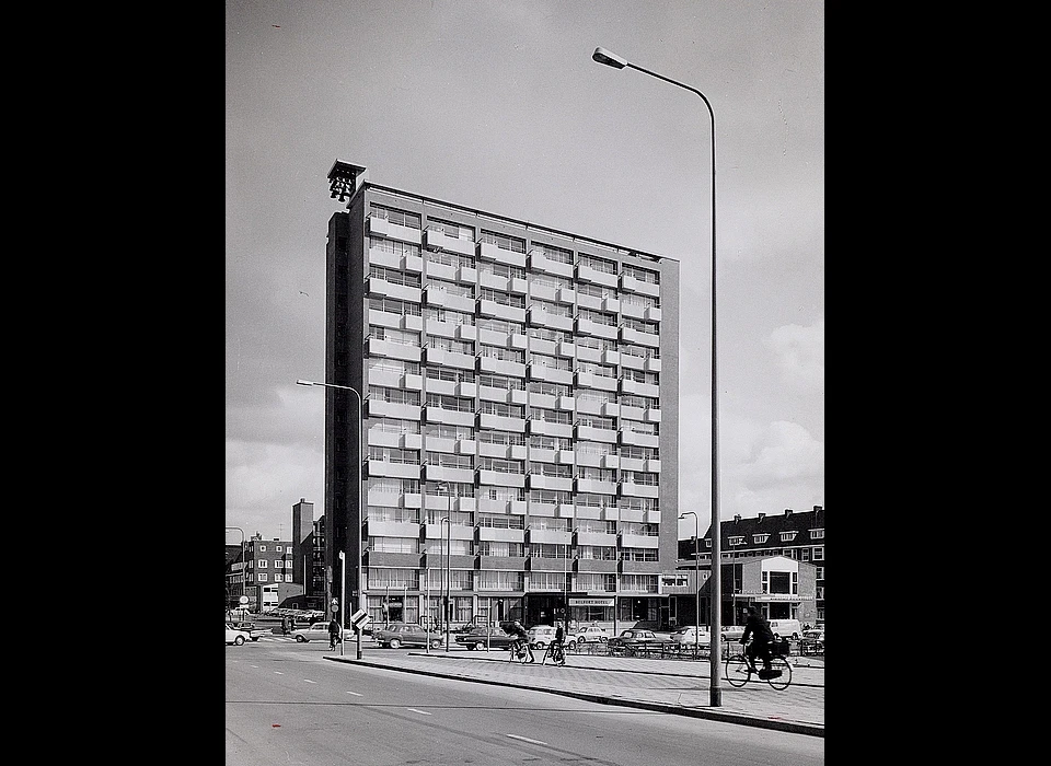 Surinameplein 53-55 De Klokkenhof vanaf Cornelis Lelylaan (1962)