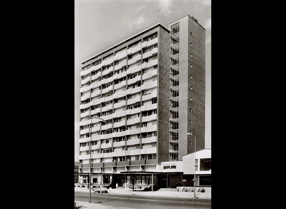 Surinameplein 53-55 De Klokkenhof vanaf Haarlemmermeerstraat (1962)