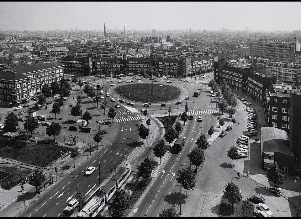 Uitzicht vanaf De Klokkenhof richting Surinameplein (1972)