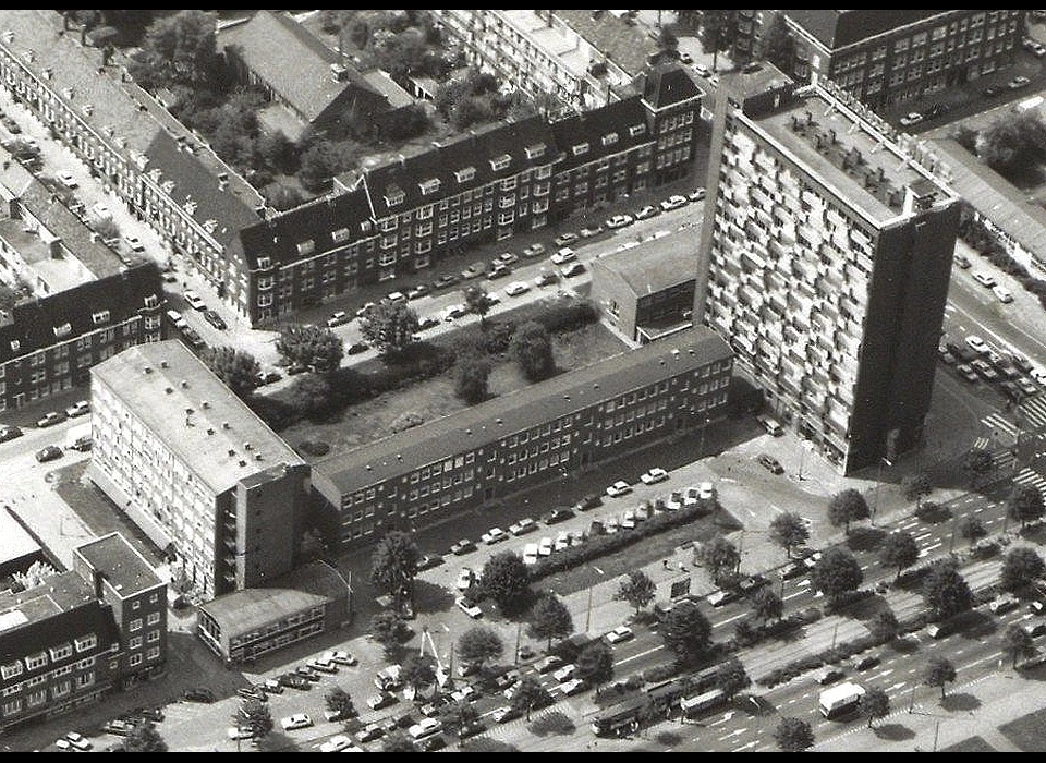 Surinameplein luchtfoto detail complex Klokkenhof (1981)