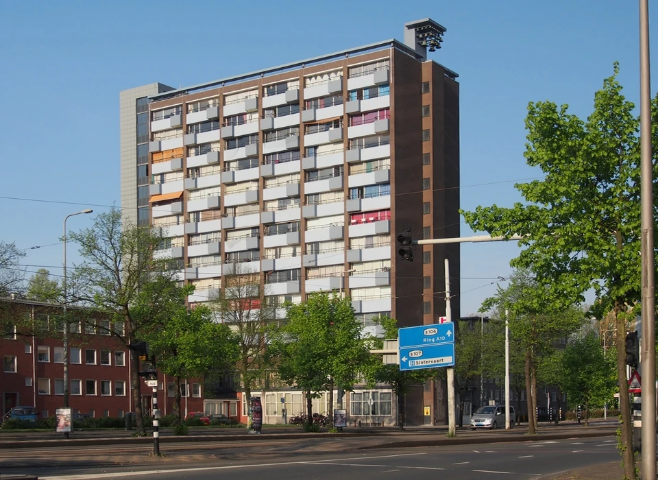 Surinameplein 53-55 De Klokkenhof over het plein (2016)