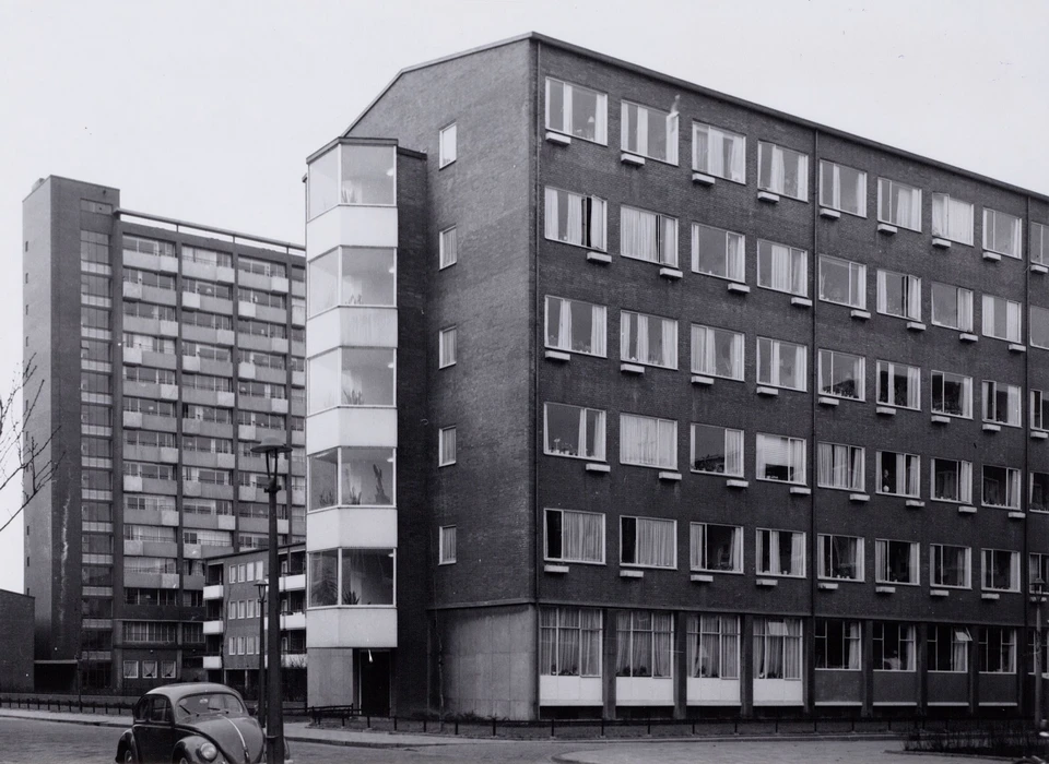Surinameplein 35 Huize Eben Haüzer bejaardenhuis vanaf Andreas Schelfhoutstraat (1965) 