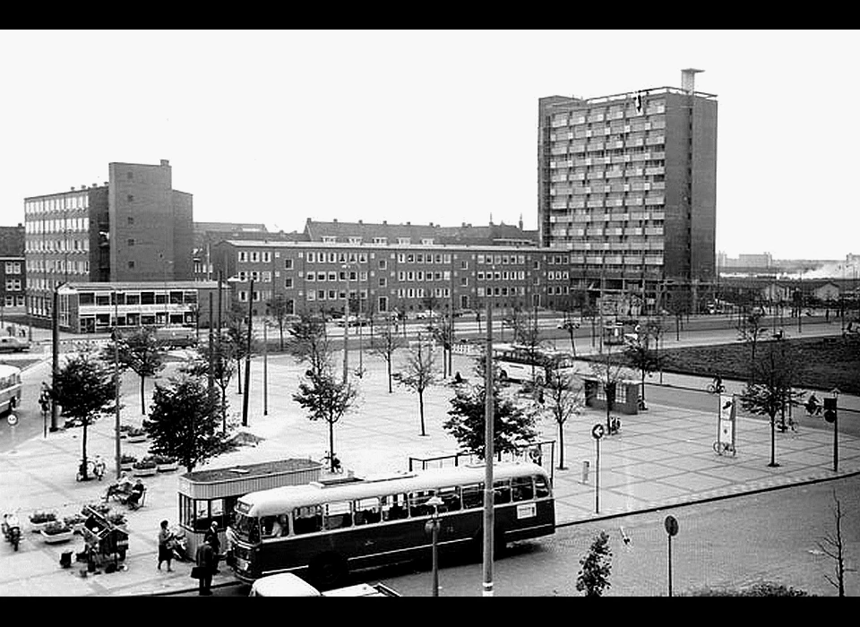 Surinameplein 53-55 De Klokkenhof over het plein (1961)