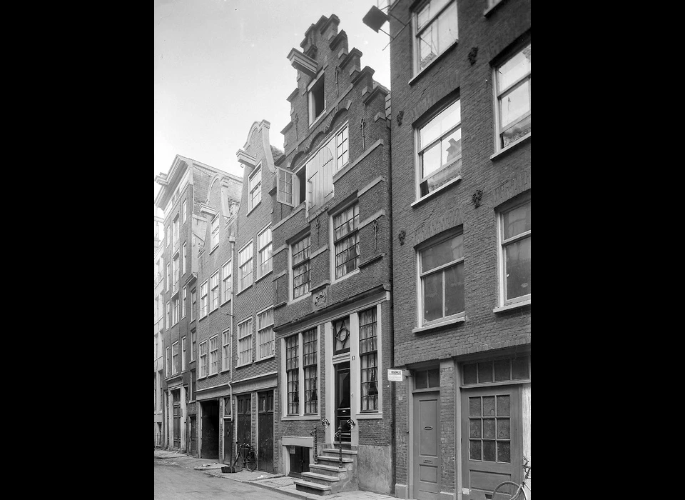 Rapenburg 13 woonhuis Piet Hein trapgevel 1614 Hollandse renaissance (1930)