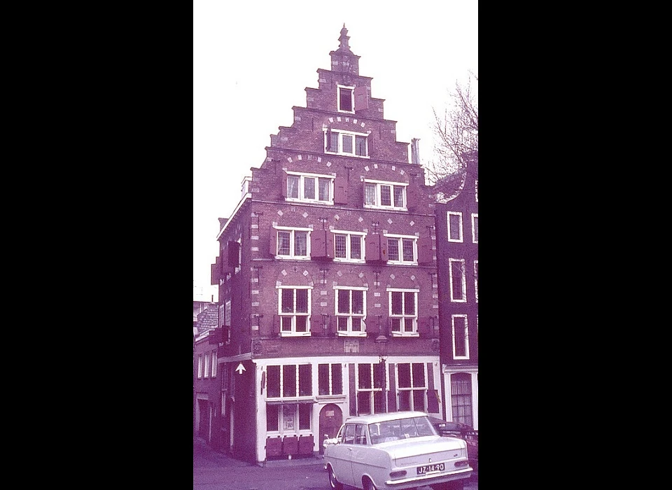 Oudezijds Voorburgwal 14 huis Leeuwenburg trapgevel 1605 Hollandse renaissance (1973)