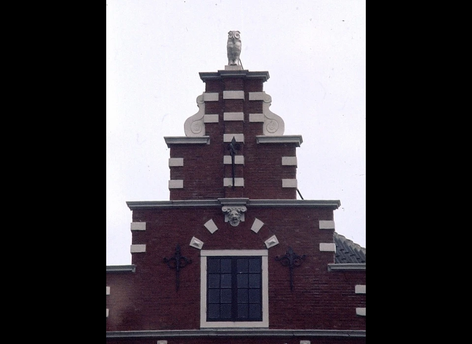 Geldersekade 97 top trapgevel ca.1600 Hollandse renaissance (1980)