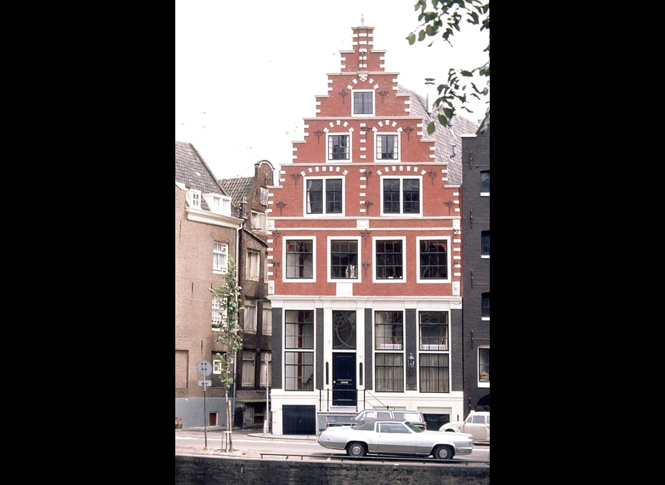 Geldersekade 97 trapgevel ca.1600 Hollandse renaissance (1980)