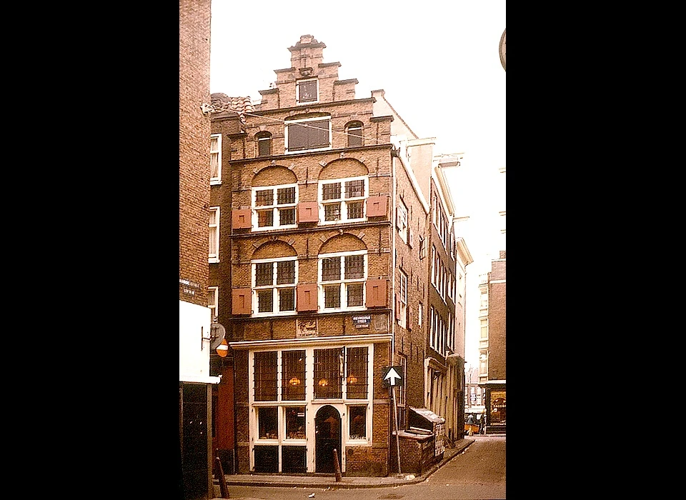 Nieuwebrugsteeg 13 huis In de Lompen trapgevel 1618 Hollandse renaissance (1976)
