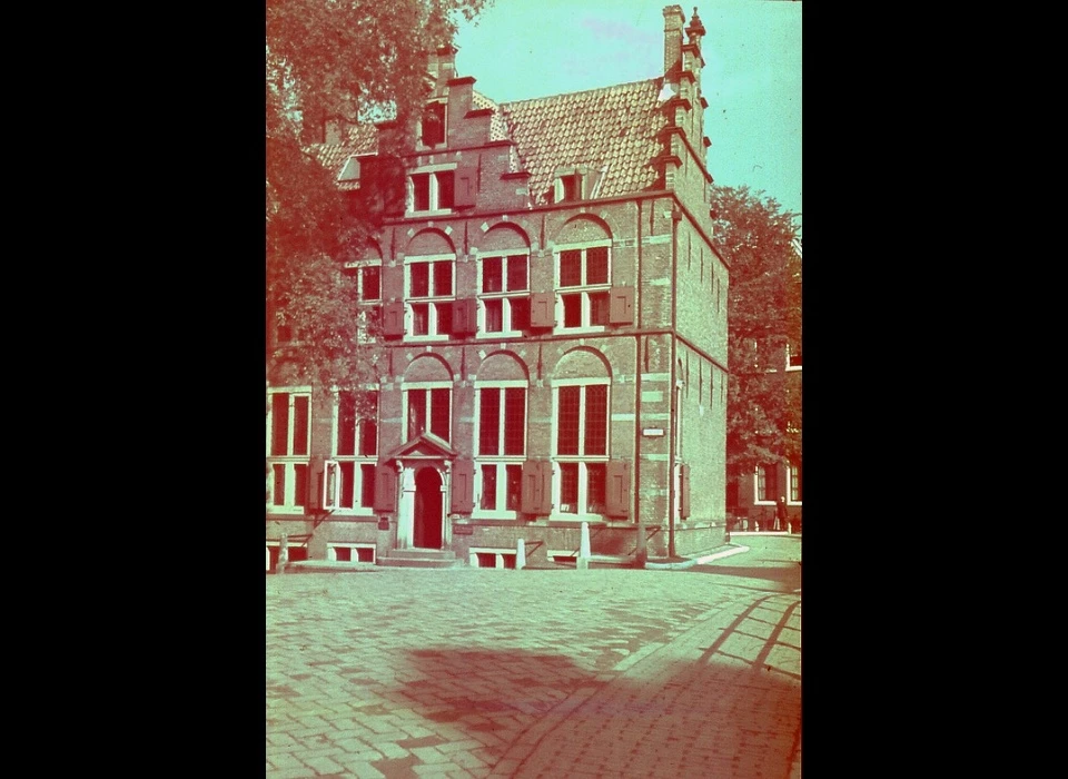 Oudezijds Voorburgwal 249 Huis aan de drie Grachten trapgevel 1610 Hollandse renaissance (1943)