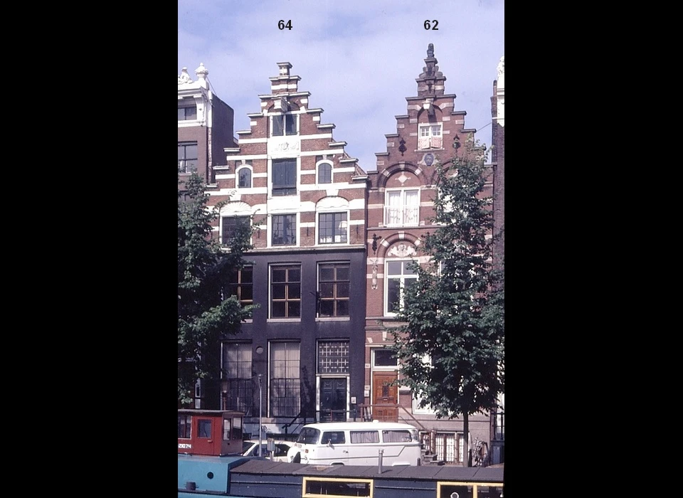 Singel 62-64 trapgevel 62 1895 Neo-renaissance 64 1638 Amsterdamse renaissance (1991)