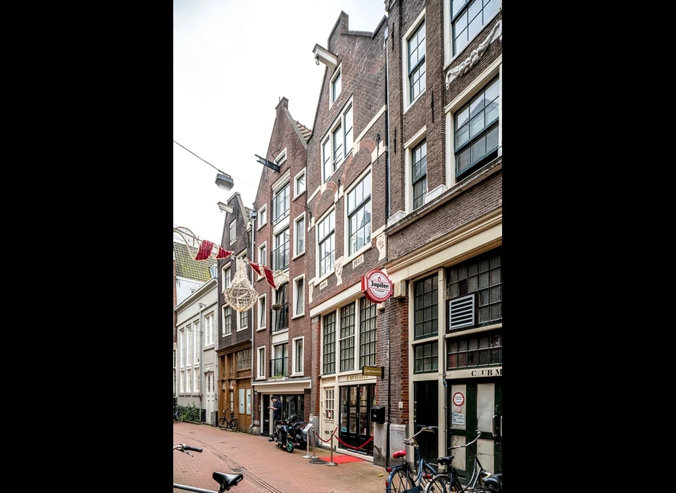 Voetboogstraat 16 tot tuitgevel versoberde trapgevel van 1651 (2018)