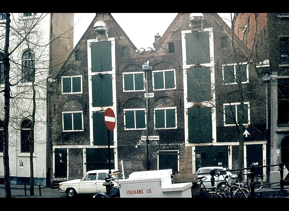 Krom Boomssloot 18-20 pakhuis Schottenburgh tuitgevel 1636 (1973)