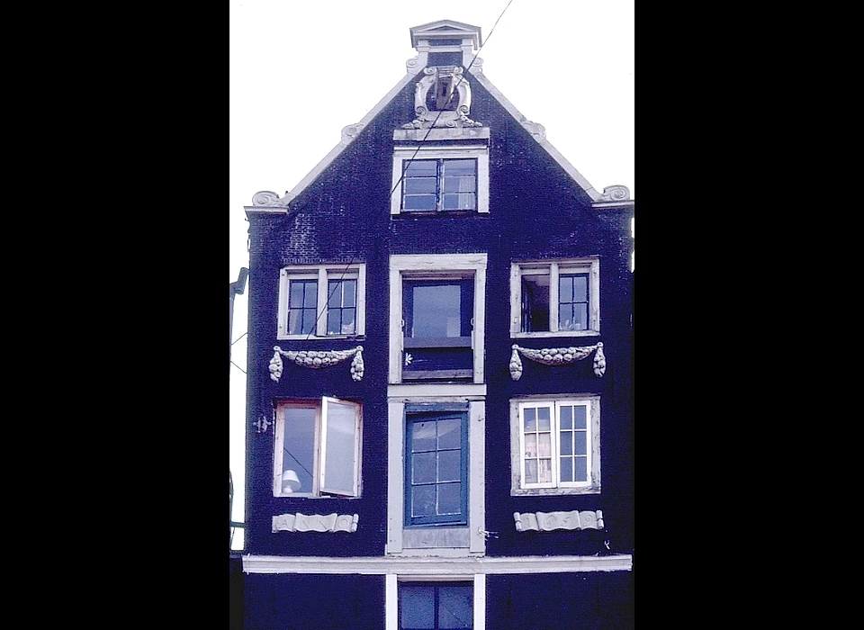 Spuistraat 3 bovengevel tuitgevel 1659 (1990)