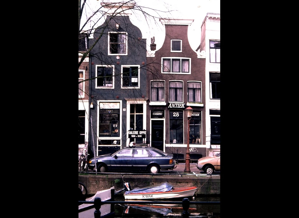 Spiegelgracht 30 voor 1700 ojiefse tuitgevel voor 1825 (1976)