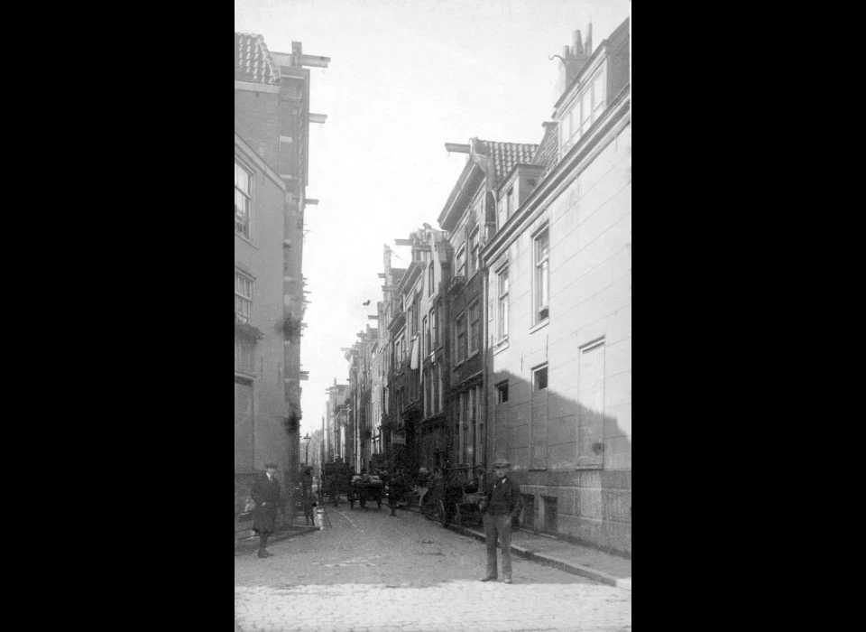 Oude huizen in de Batavierstraat worden afgebroken. Batavierstraat gezien naar de Eerste Batavierdwarsstraat. Rechts de zijgevel van Oostersekade 8 en daarachter Batavierstraat 2, 8, 10 en hoger. (1910)
