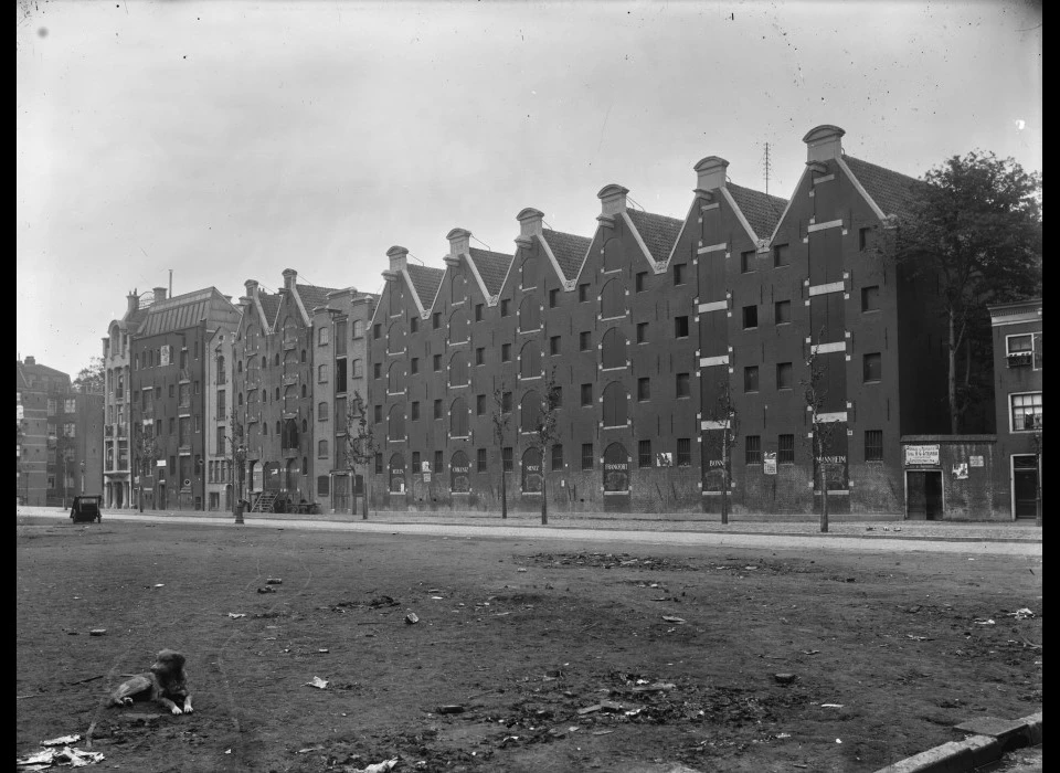 Uilenburgerstraat 3-23 pakhuizen aan oostzijde Uilenburgerstraat westzijde bouwrijp 1927