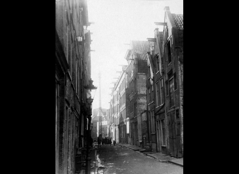 Uilenburgerstraat gezien naar Houtkopersburgwal vlak voor afbraak (1919)