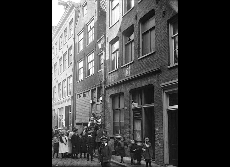 Uilenburgerstraat 106 met gevelsteen Uylenburg (1925)