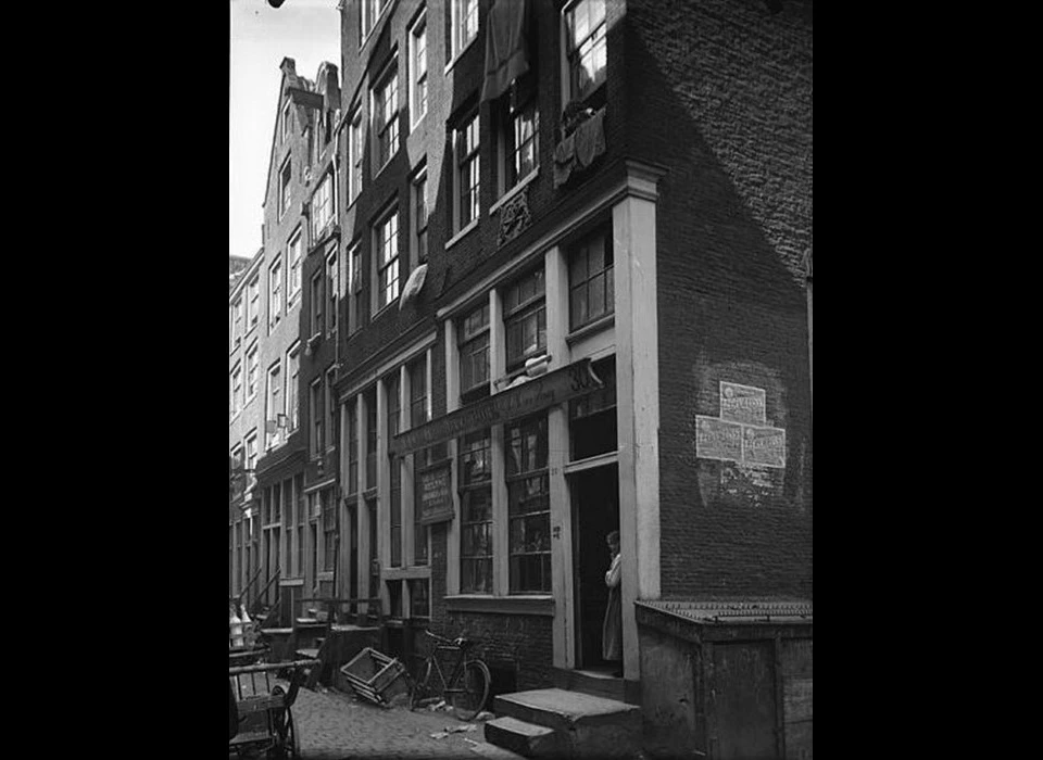 Uilenburgerstraat 30-34 met gevelstenen bijl en dissel (30) en d' delfse tuynpot (34) (1905)